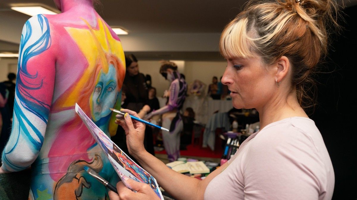 Une artiste au travail pendant le concours